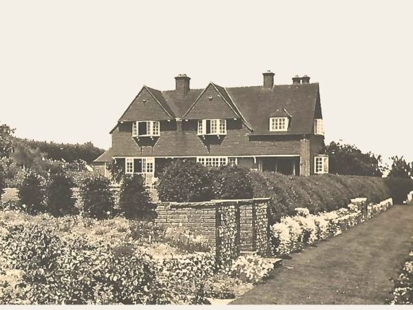 Friends - an arts and craft house and garden